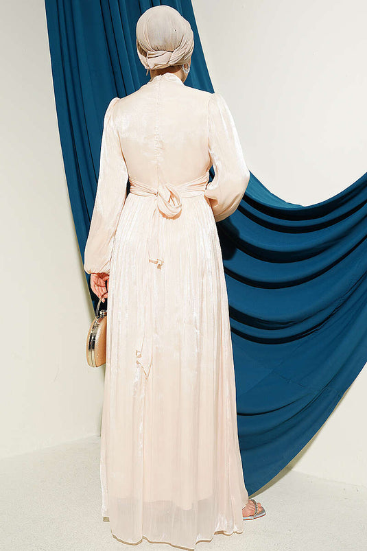 Robe de soirée drapée beige à manches ballon et taille cintrée