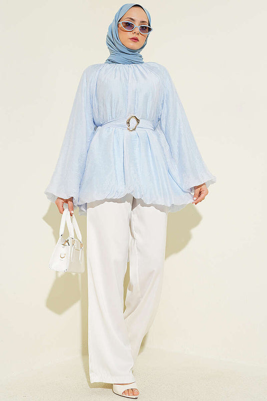 Tunique bleue avec ceinture à boucle dorée ballon