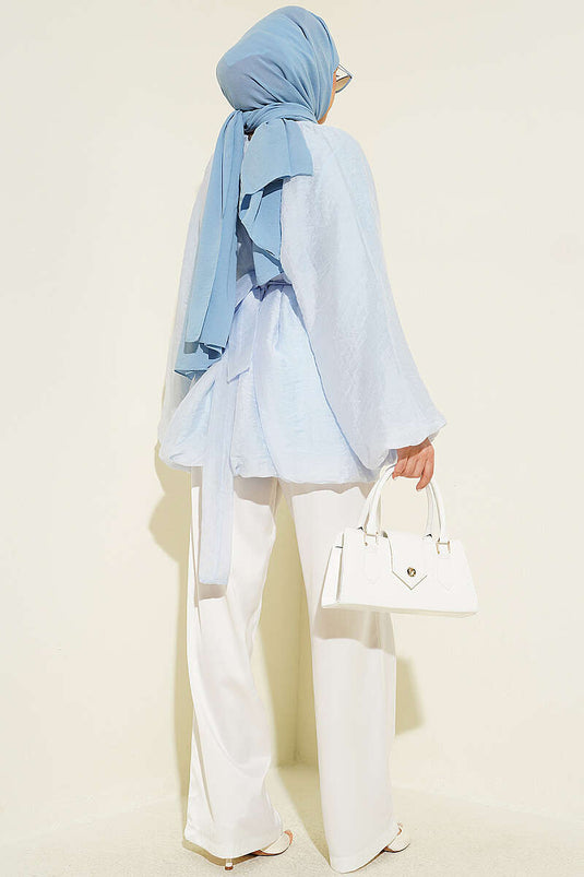 Tunique bleue avec ceinture à boucle dorée ballon