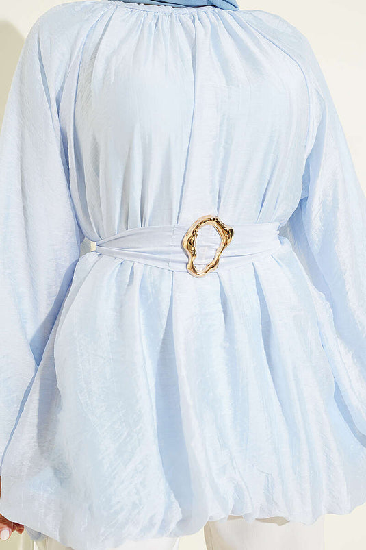 Tunique bleue avec ceinture à boucle dorée ballon