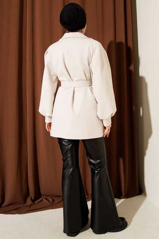 Korte jas met ballonmouwen en riem