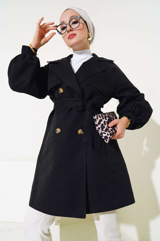 Schwarzer, kurzer Trenchcoat mit Ballonärmeln und Gürtel