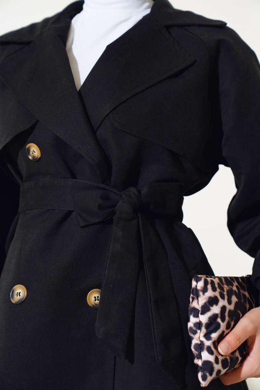 Schwarzer, kurzer Trenchcoat mit Ballonärmeln und Gürtel