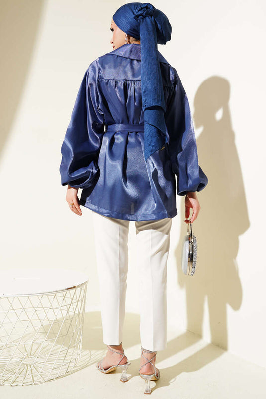 Glänzende Jacke mit Ballonärmeln und Gürtel in Marineblau