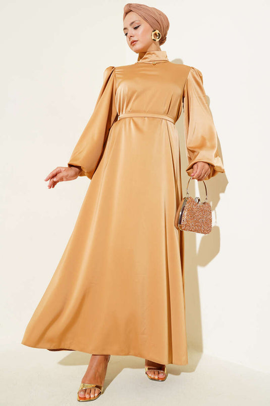 فستان سهرة ساتان بأكمام منفوخة بلون الجمل