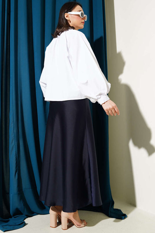 قميص قصير بأكمام منفوخة وأزرار حجرية باللون الأبيض