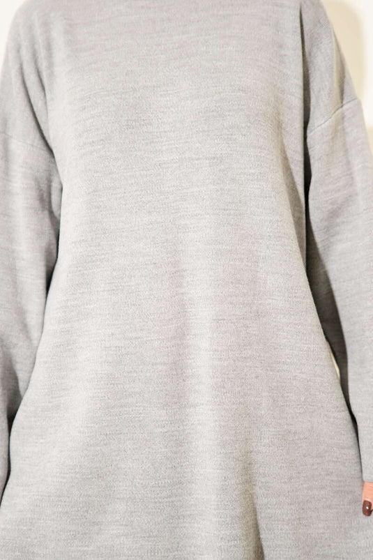 سترة أساسية رمادية اللون بياقة دائرية من نسيج محبوك سادة