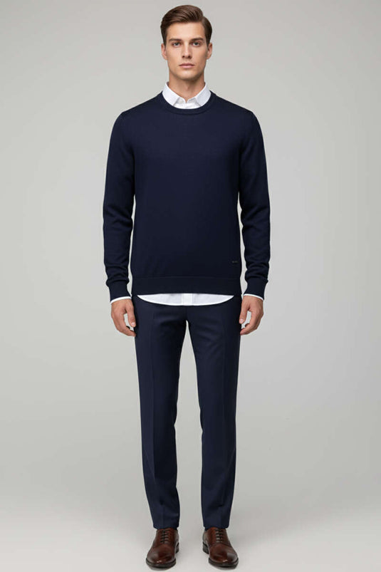 كنزة رجالية أساسية محبوكة برقبة دائرية باللون الأزرق الداكن