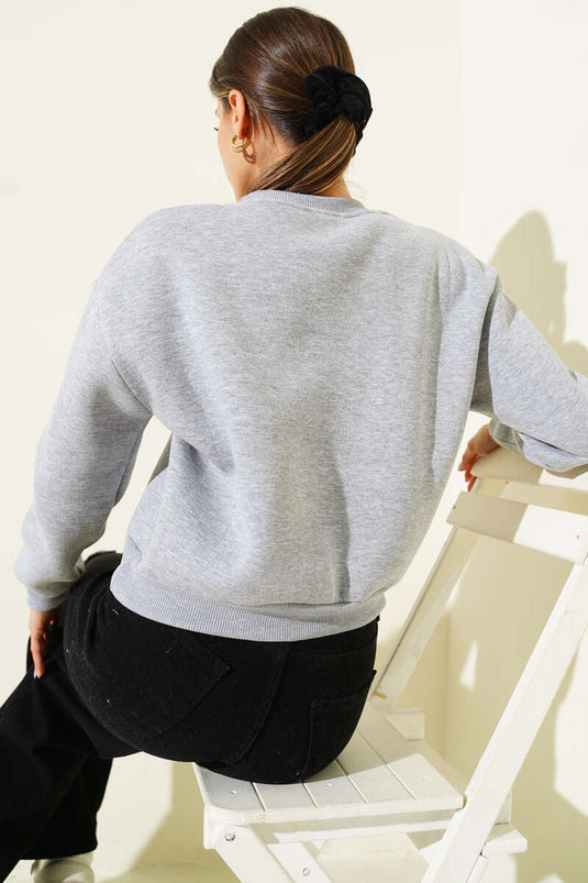 سويت شيرت رمادي أساسي برقبة دائرية وثلاثة أربطة