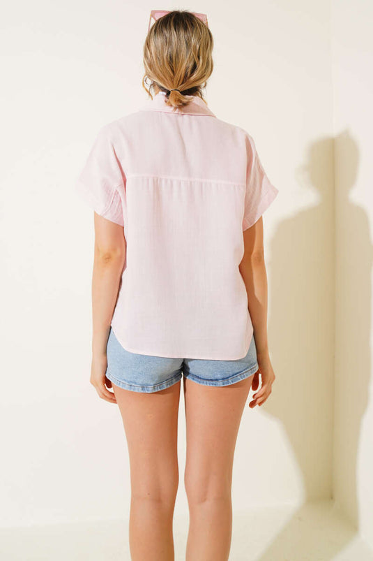 قميص وردي بأزرار أساسية