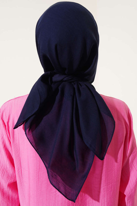 وشاح أساسي باللون الكحلي الداكن