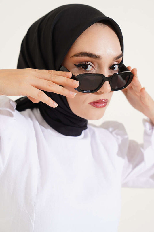 وشاح أسود أساسي