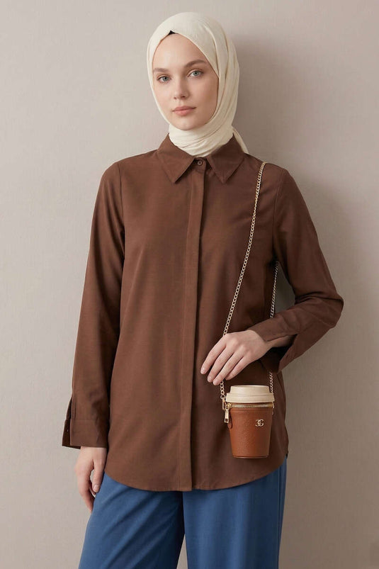 Chemise basique à boutons cachés couleur café