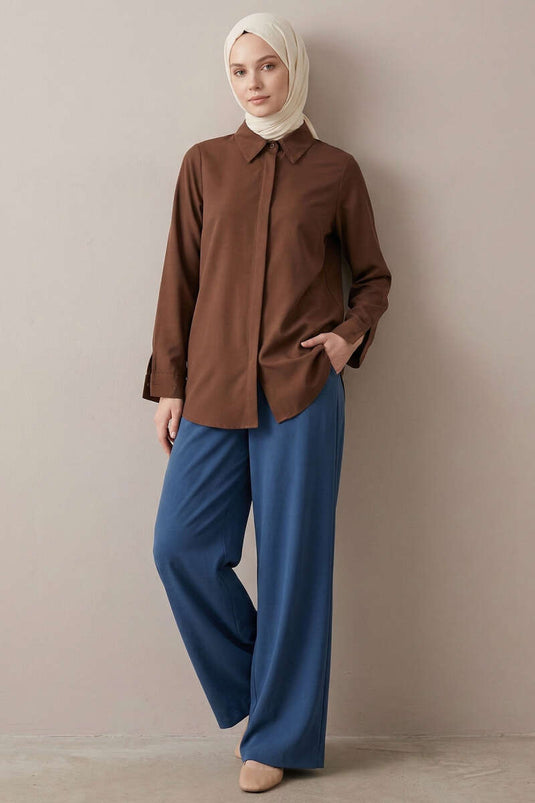 Chemise basique à boutons cachés couleur café