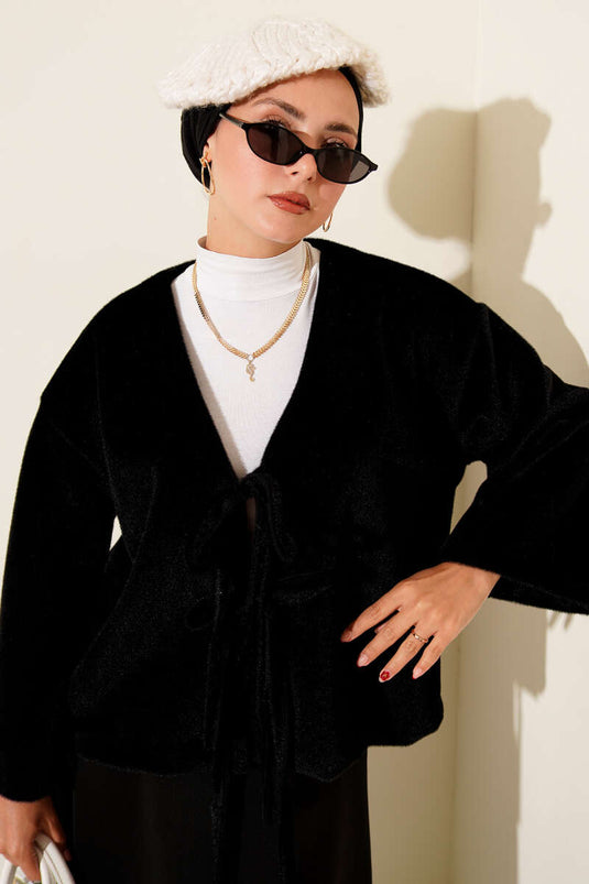 سترة سوداء ذات لحية وتفاصيل حبل أساسية