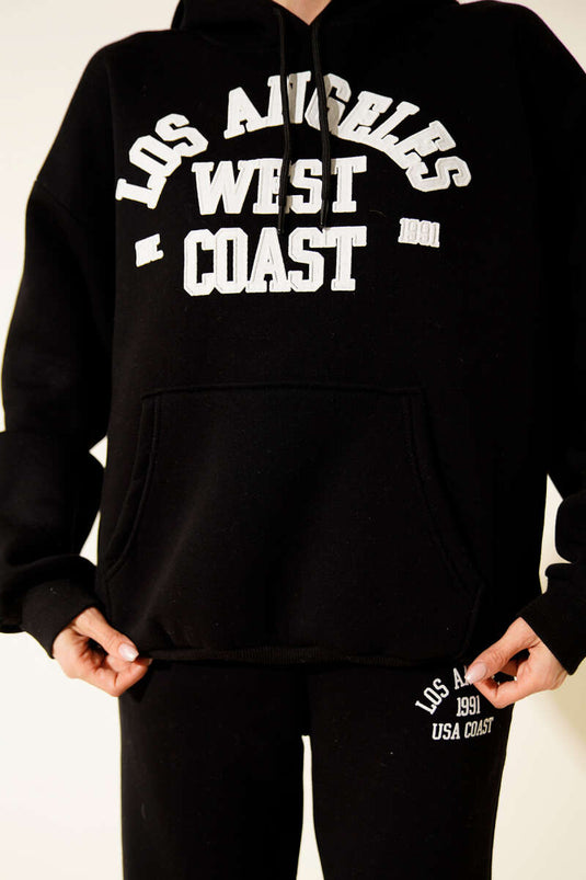 طقم من قطعتين من سترة رياضية سوداء بغطاء رأس مطبوع بثلاثة خيوط