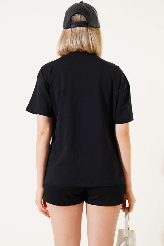 T-shirt noir imprimé avec collier