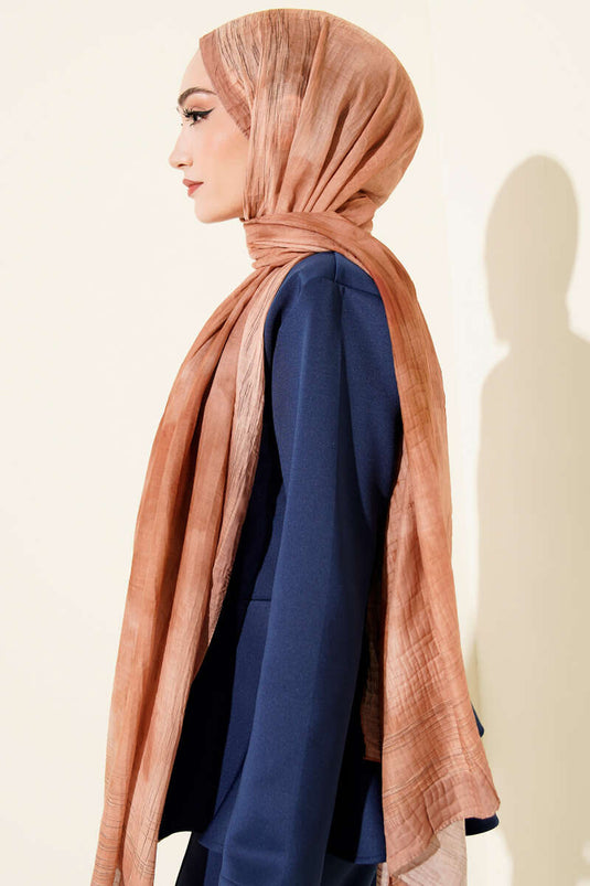 شال موسلين بنقشة باتيك، لون لاتيه