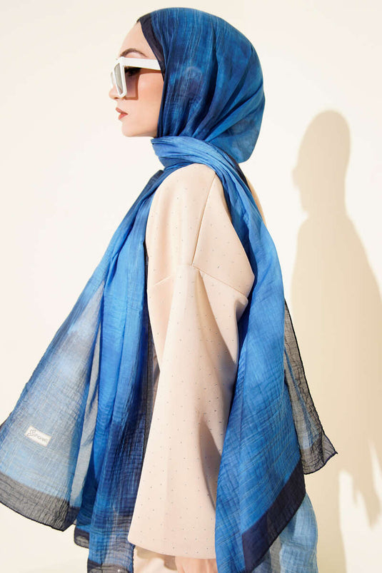 شال من قماش الموسلين بنقشة الباتيك (أزرق داكن)