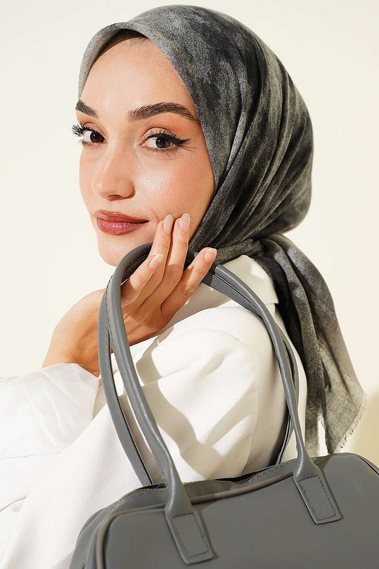 وشاح بتصميم باتيك ناعم بلون الرمادي الداكن