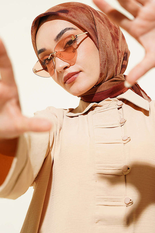 وشاح ناعم مزخرف بنقشة باتيك بلون الطين الأحمر