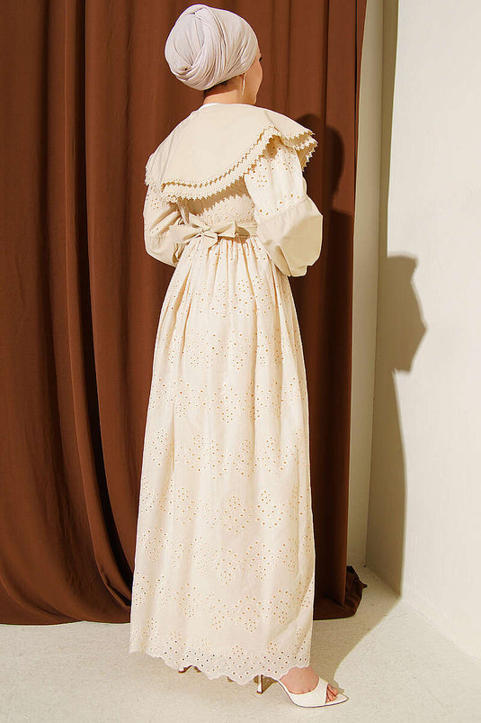 Robe beige avec col bébé brodé
