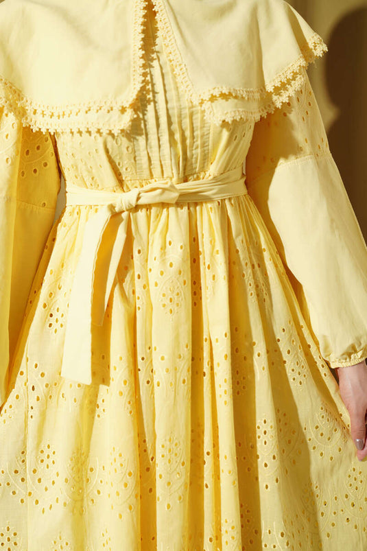 Bebe-Kragen Kleid mit Stickerei in Gelb