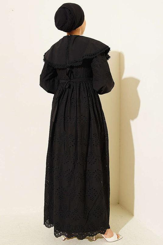 Bebe-Kragen Kleid mit Stickerei, Schwarz