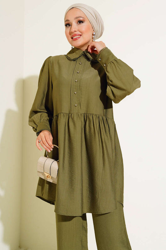 بدلة أطفال مكونة من قطعتين بتفاصيل من الدانتيل باللون الكاكي