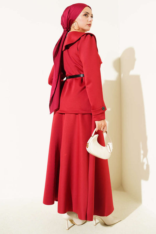 طقم من قطعتين، تنورة بأزرار وياقة بيتر بان، باللون العنابي