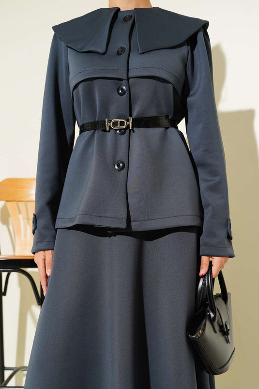 طقم من قطعتين: تنورة بياقة بيتر بان وأزرار، لون رمادي دخاني