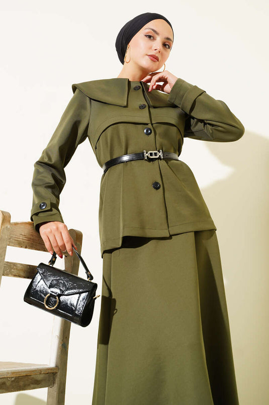 طقم من قطعتين: تنورة بياقة بيتر بان وأزرار، باللون الكاكي.