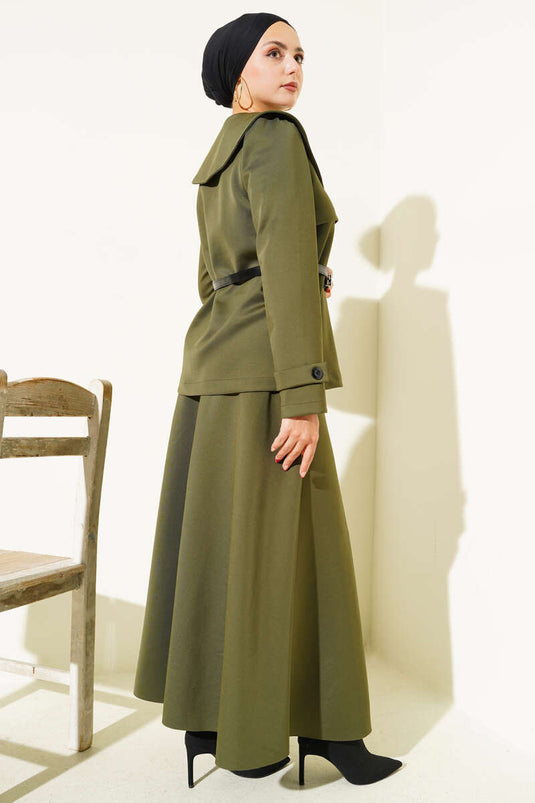 طقم من قطعتين: تنورة بياقة بيتر بان وأزرار، باللون الكاكي.