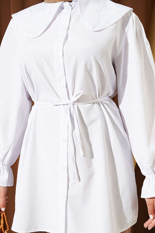 Chemise blanche à col bébé brodée avec cordon de serrage