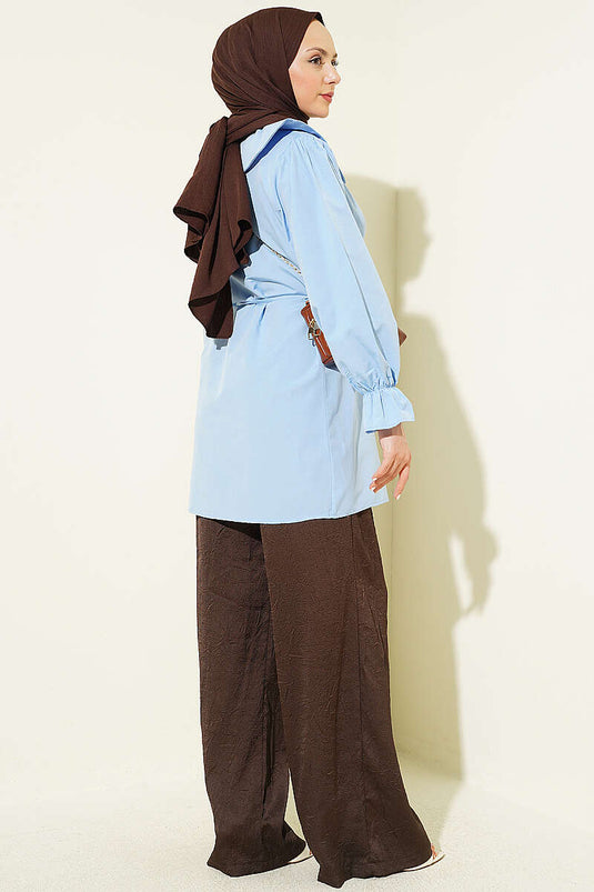 Chemise bleue à col bébé avec broderie et cordon de serrage