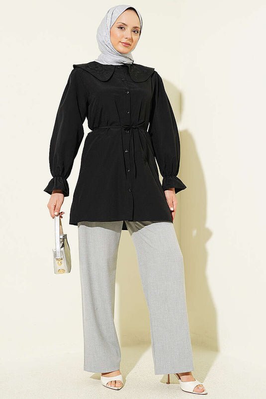 Chemise noire à col bébé avec broderie et cordon de serrage