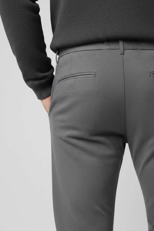 بنطال رجالي ضيق الساق بجيوب وتفاصيل رباط الخصر بلون رمادي داكن