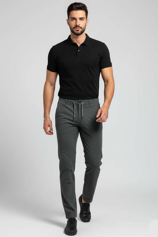 بنطال رجالي ضيق الساق بجيوب وتفاصيل رباط الحزام بلون زيتي