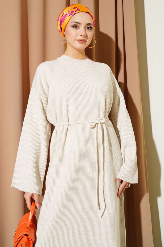 Vestido de punto beige con cuello redondo y cintura anudada