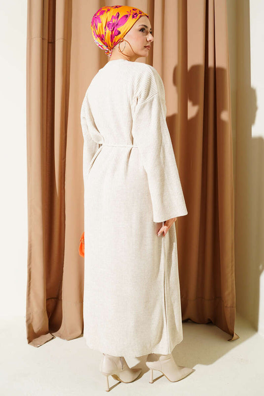 Vestido de punto beige con cuello redondo y cintura anudada