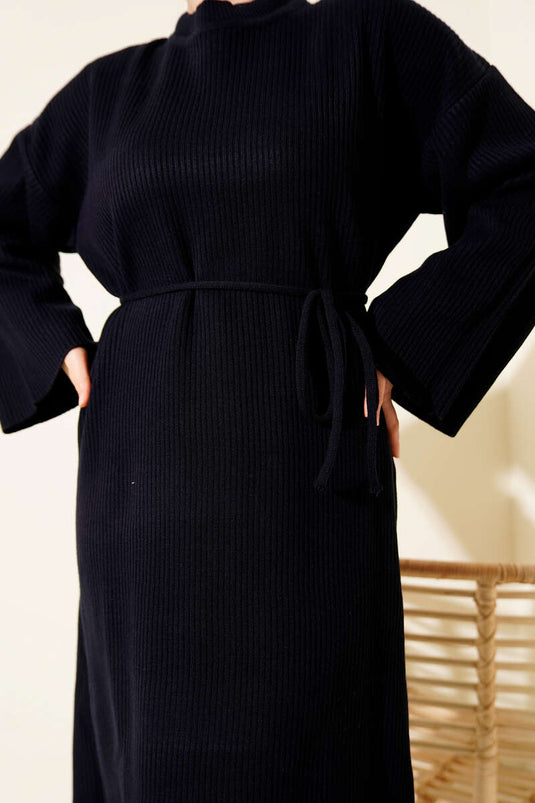 فستان محبوك أزرق داكن بياقة دائرية وحزام