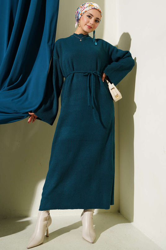 فستان محبوك بياقة دائرية وحزام بلون البترول