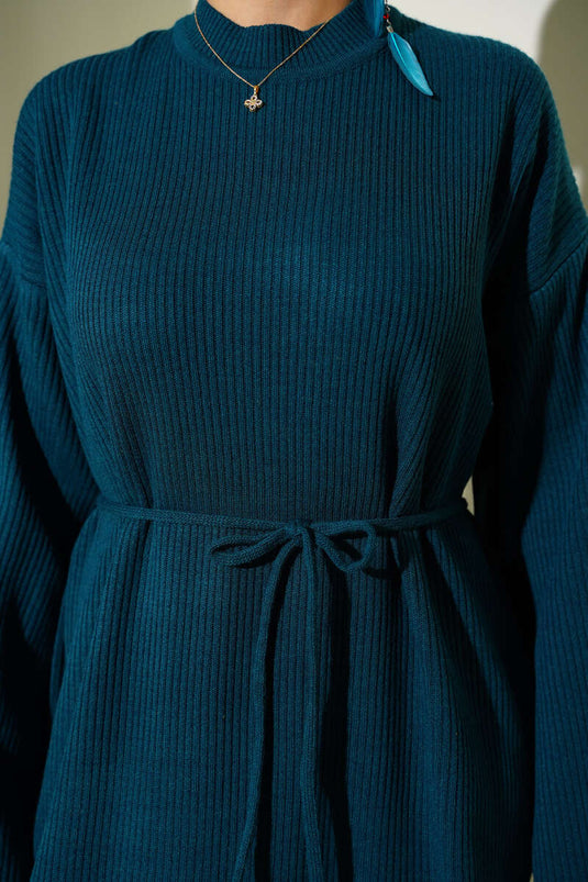 فستان محبوك بياقة دائرية وحزام بلون البترول