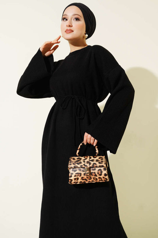 Schwarzes Strickkleid Mit Gürtel Und Rundhalsausschnitt
