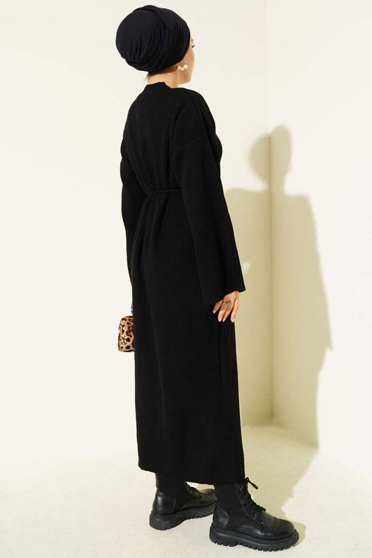 Schwarzes Strickkleid Mit Gürtel Und Rundhalsausschnitt
