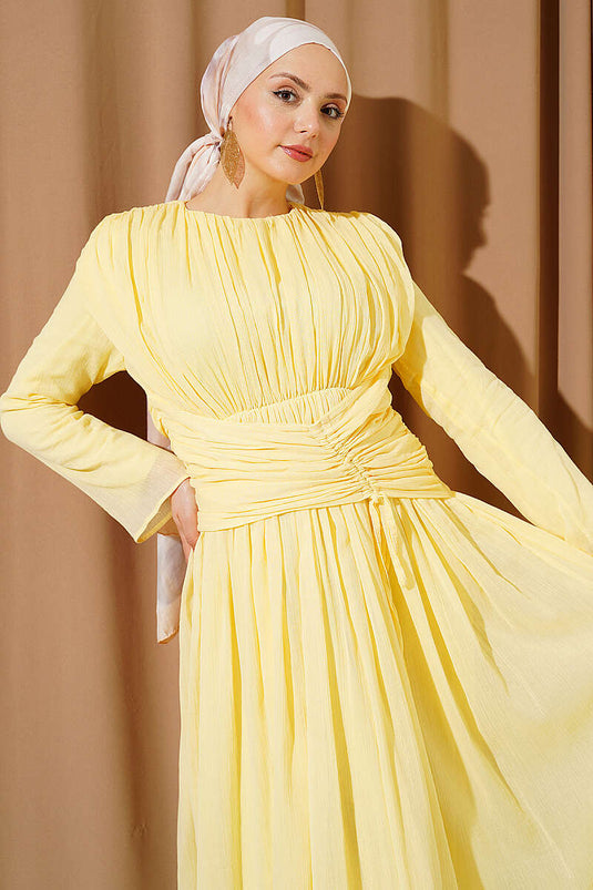 Robe jaune avec détail froncé élégant
