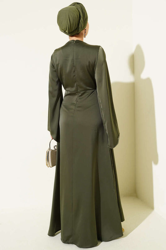 Robe de soirée en satin kaki avec détail froncé à la taille