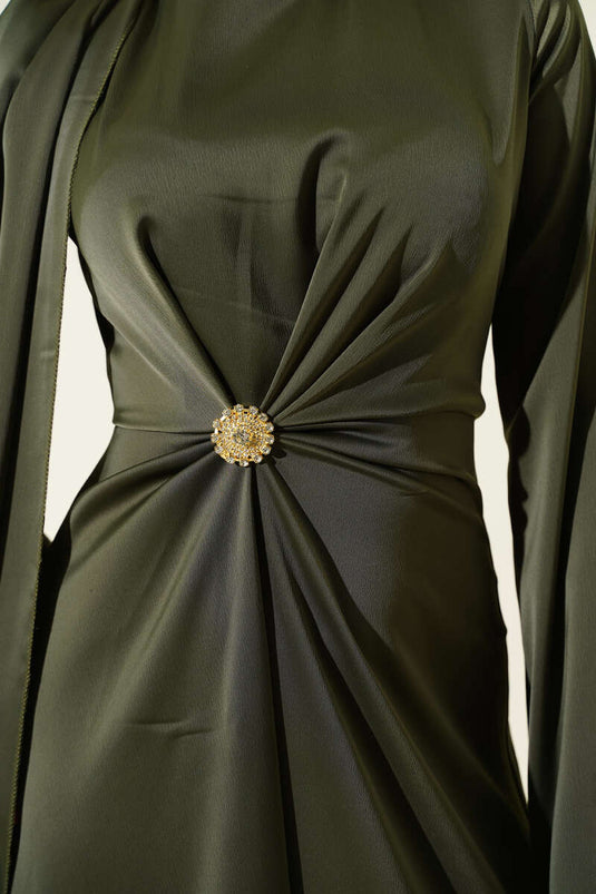 Robe de soirée en satin kaki avec détail froncé à la taille