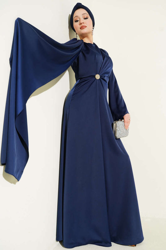 فستان سهرة من الساتان بتفاصيل ثنيات عند الخصر، لون أزرق داكن