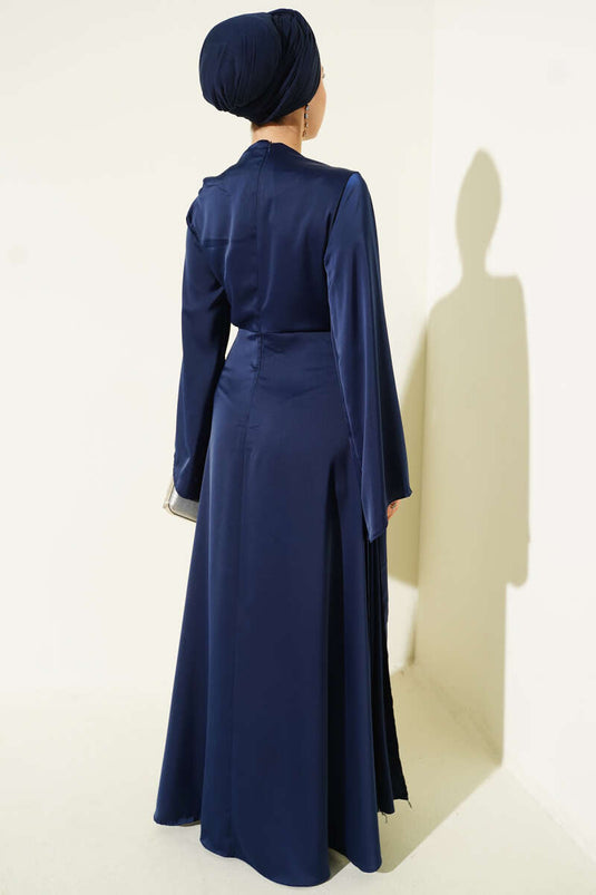 Robe de soirée en satin bleu marine avec détail froncé à la taille